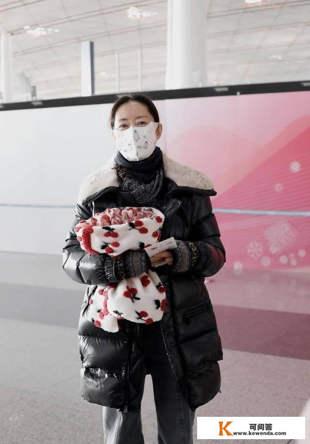 刘敏涛在认实过冬，棉服搭配牛仔裤稳严重气，中年女性能够照着穿