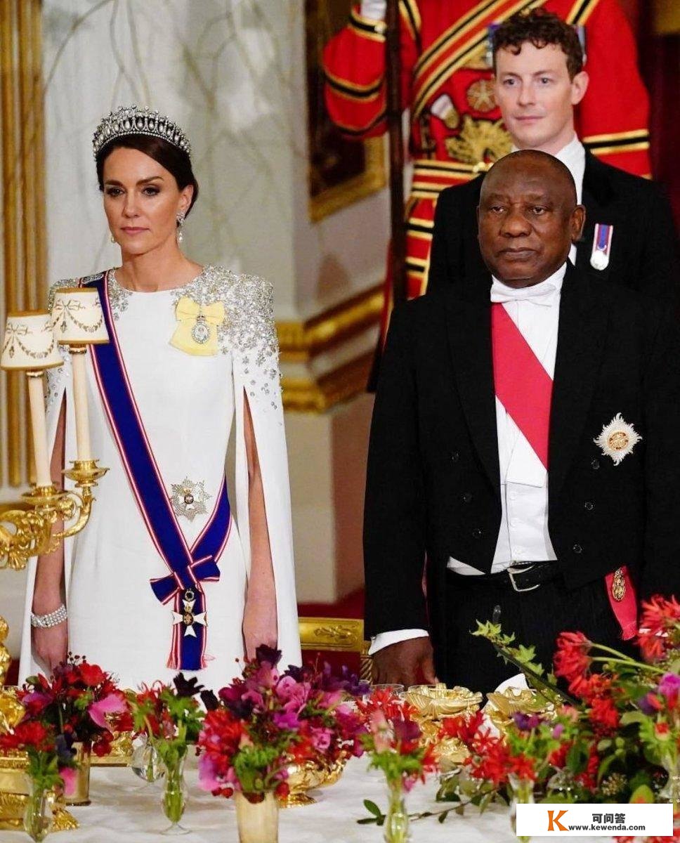 凯特身穿纯白斗篷号衣出席国宴，手环、皇冠都藏巧思传承黛妃心意