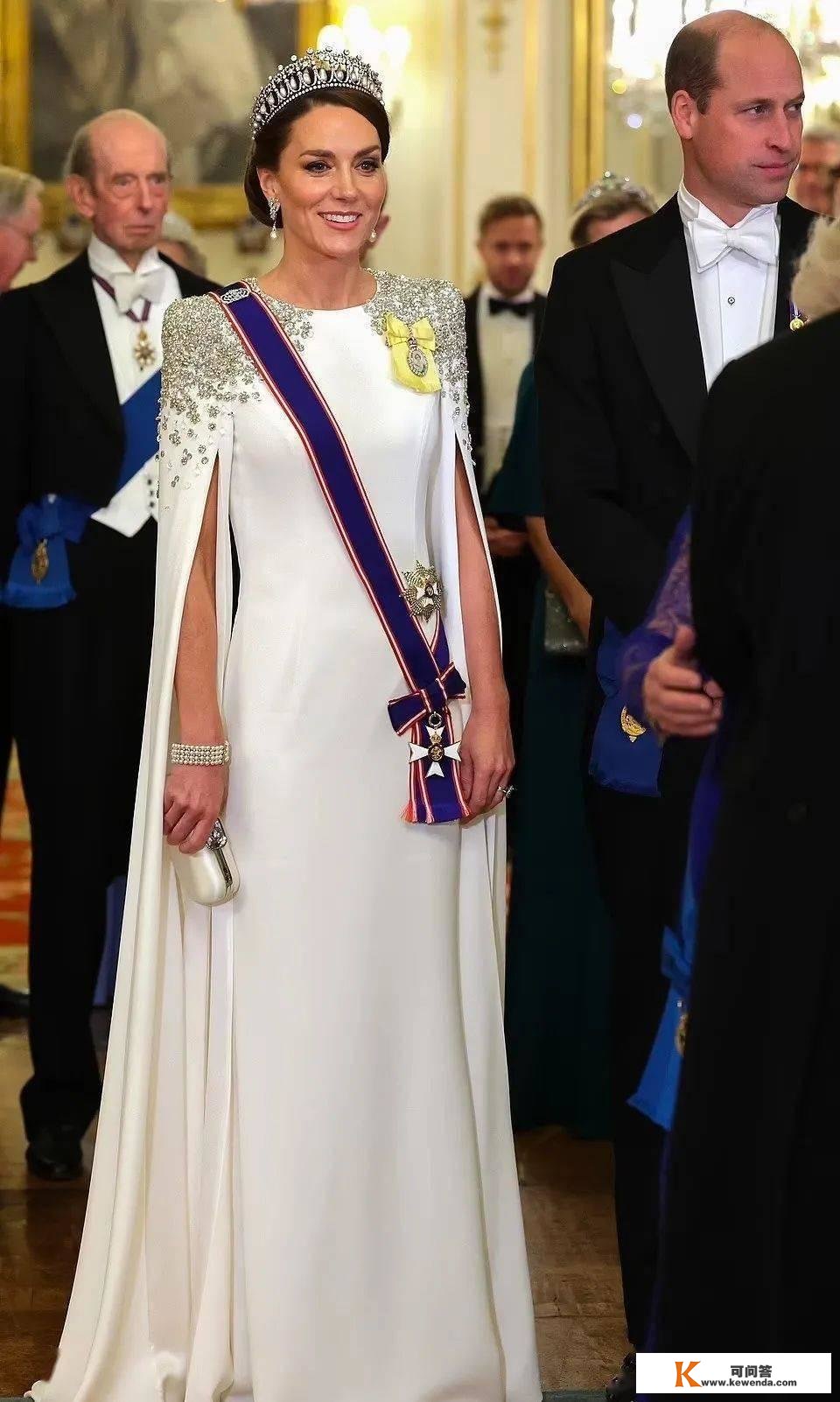 凯特王妃戴女王皇冠冷艳表态！英王室严重晚宴独占焦点，人气碾压查尔斯和威廉？