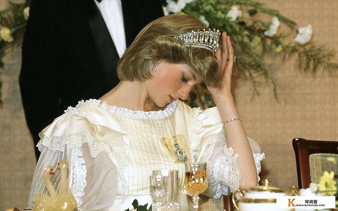 凯特身穿纯白斗篷号衣出席国宴，手环、皇冠都藏巧思传承黛妃心意