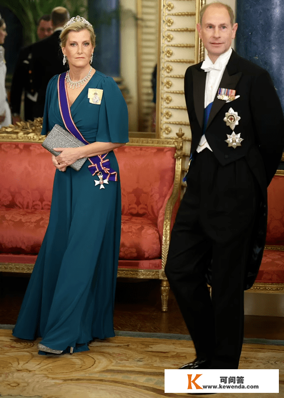 凯特王妃戴女王皇冠冷艳表态！英王室严重晚宴独占焦点，人气碾压查尔斯和威廉？