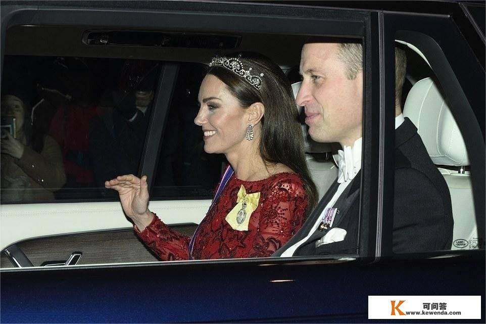 凯特王妃莲花王冠红宝石长裙，风头完胜卡米拉王后