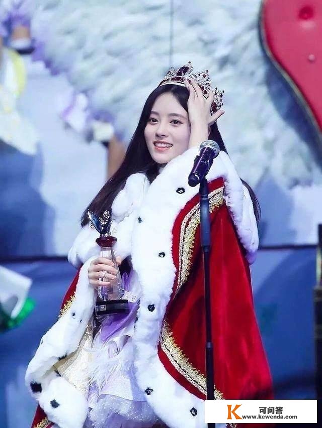 娱乐圈十大女星皇冠照，赵丽颖、杨幂、热巴谁最像女王？