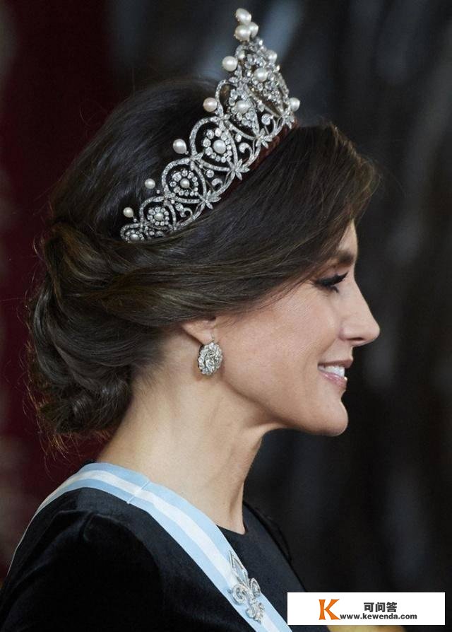 西班牙王后又戴新皇冠，七顶皇冠末于集齐，收藏最久的那顶太耀眼