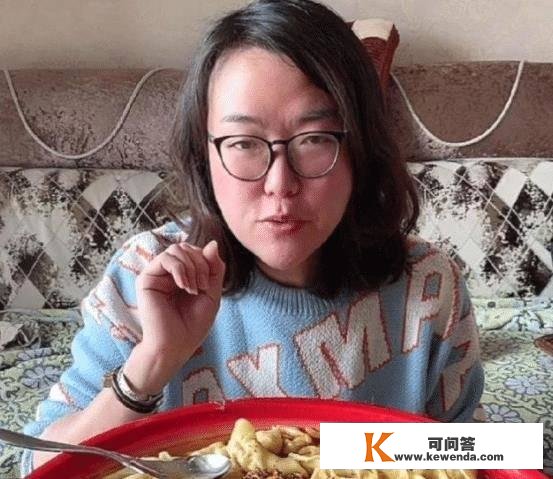 浪胃仙越来越女性化！种睫毛、做长美甲，为抵偿儿子甘愿扮女人