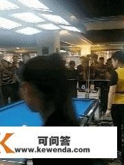 搞笑GIF：想要独享美食吗？你有没有看到你背后汪星人的小眼神