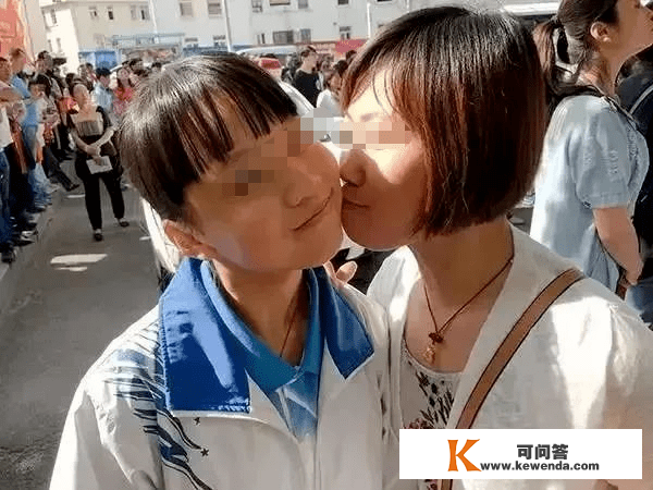 父亲晒出女儿中考图，看哭上万人： 孩子，读书虽苦，却是最容易的那条！