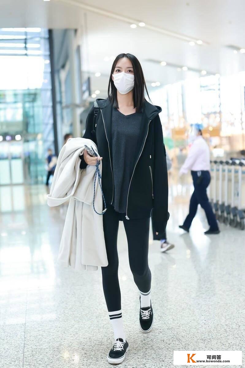 张梓琳上海机场出，发对镜摆拍超有爱