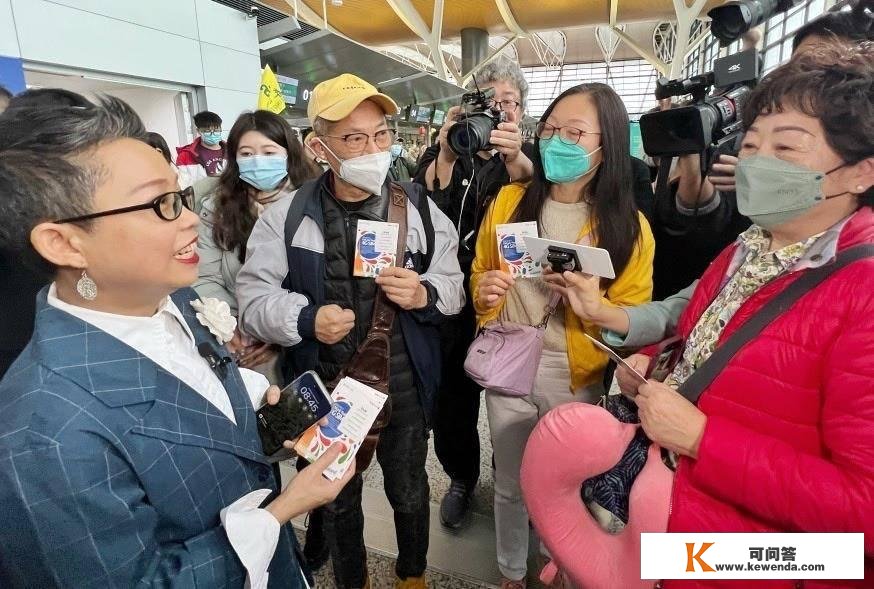 曲击出境游试点恢复首日：多个首发团从上海启程 旅客、导游都充满等待