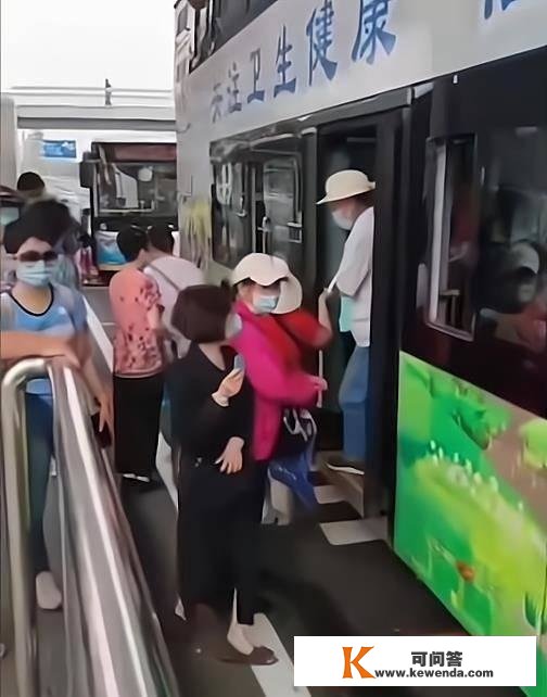 “不扶我，谁都别想走！”北京大妈坐公交耍恶棍的脾性从哪儿来
