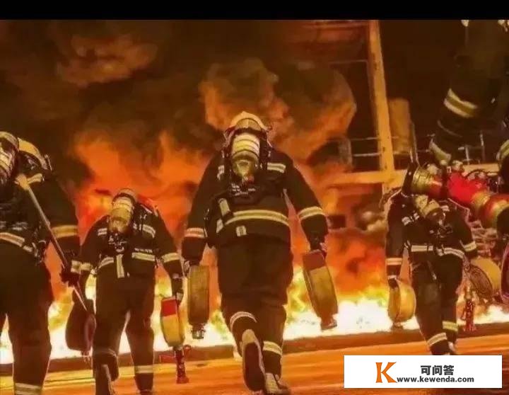 重庆救火：骑摩托的花木兰，必然带我去台湾