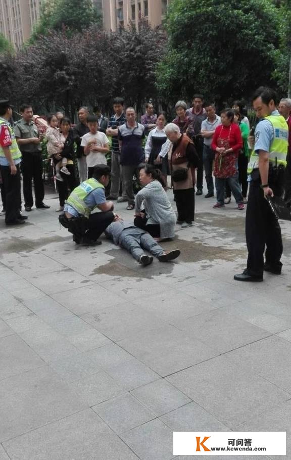 乘电梯狗把小孩咬了，狗仆人不肯出钱打疫苗躺在地上耍赖