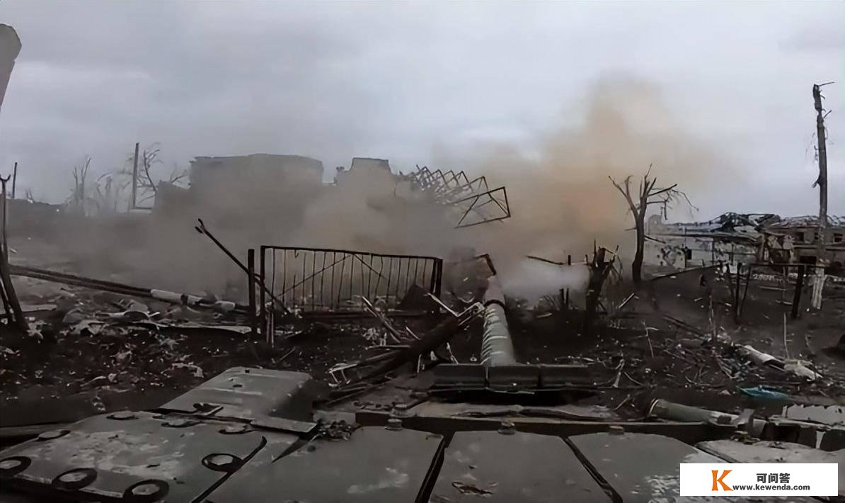 俄军对乌倡议新一轮攻势，数百枚导弹轮流轰炸，重型坦克一一清理