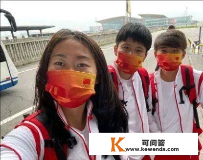 王霜东京奥运会出征前机场所影，球迷：是不是还缺几名主力球员？