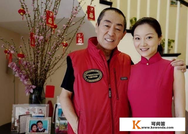 张艺谋与陈婷同穿红衣给网友贺年，被北京奥运会工做马甲实力抢镜