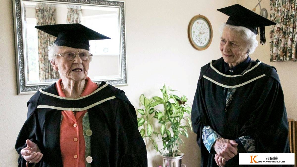 英国百岁白叟结业81年后获得学位