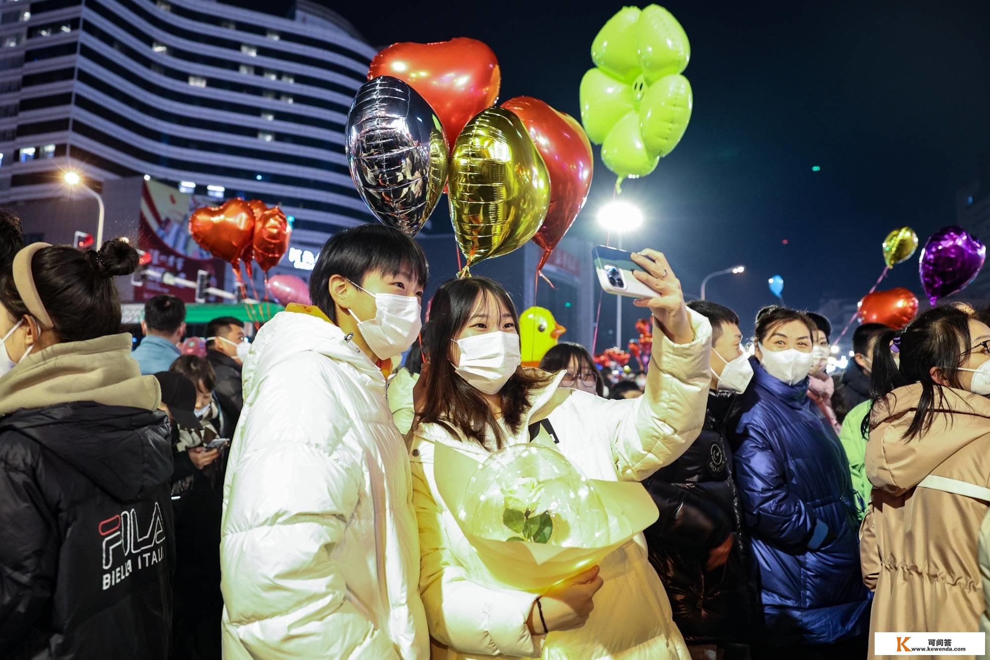 冀味年韵：跨年夜石家庄市民放飞“心愿气球”迎新年