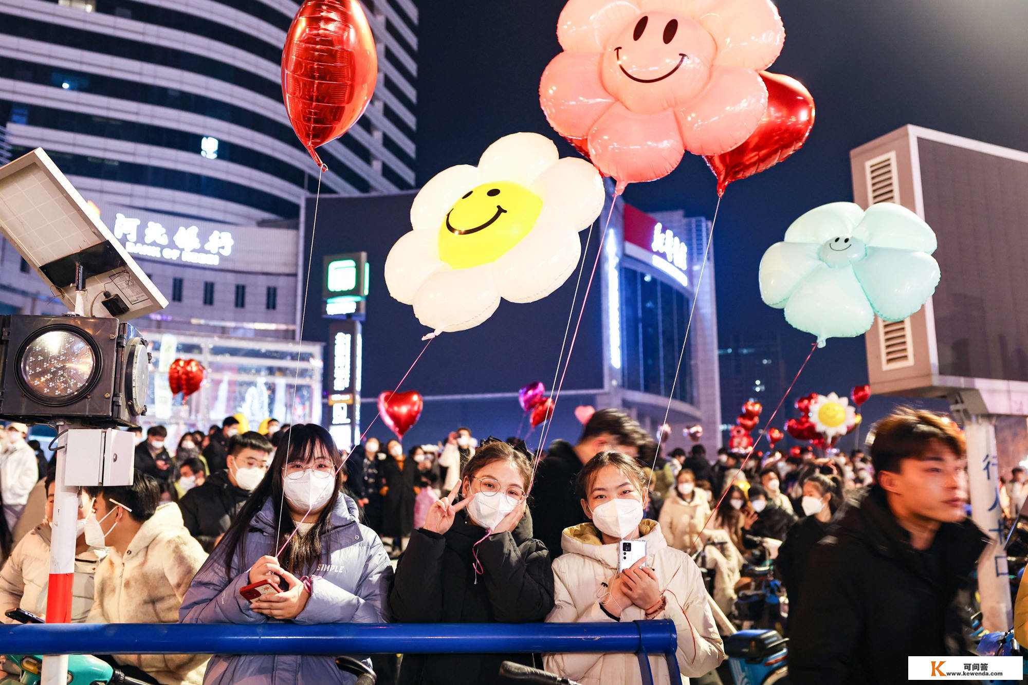 冀味年韵：跨年夜石家庄市民放飞“心愿气球”迎新年