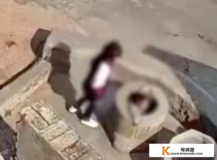 嵩明县政府回应 “女孩将小男孩扔井中”：是旧闻，小男孩没事，详细情况市公安局会发布传递
