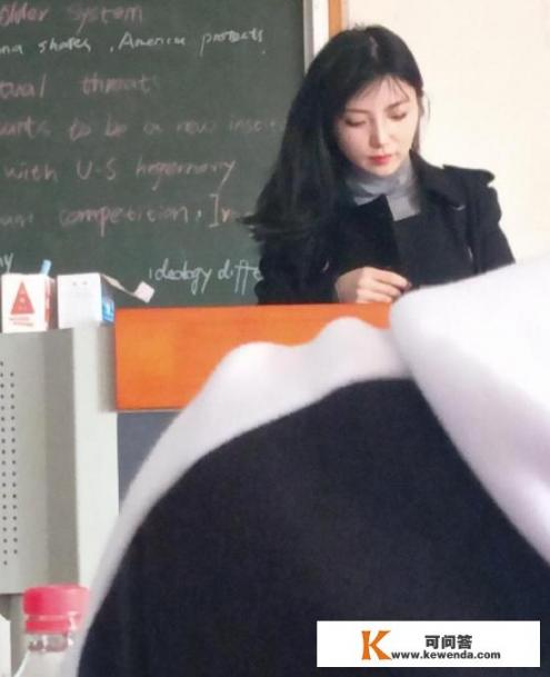 重庆大学“神仙美女老师”火了，网友称上她的课绝不走神，你呢，会缺课吗