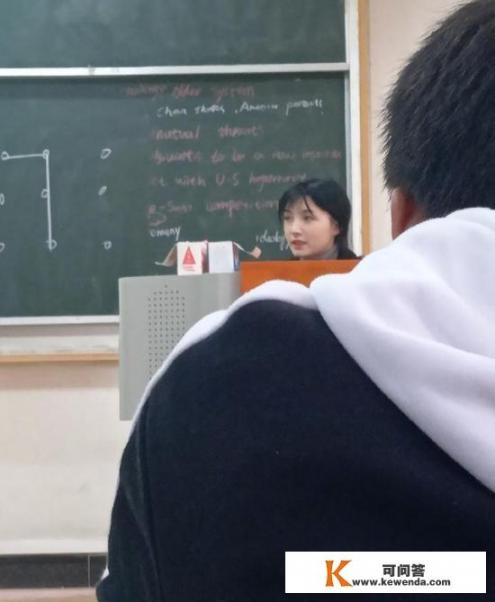 重庆大学“神仙美女老师”火了，网友称上她的课绝不走神，你呢，会缺课吗