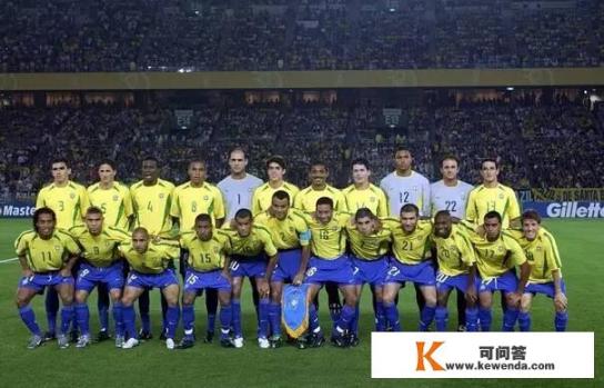 02年全球 杯，巴西对英格兰，巴西队为什么会抉择让初出茅庐的小罗罚那个任意球