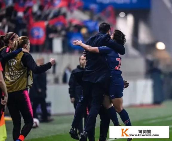王霜主罚角球导致对方门将乌龙，进球以后为何选择跑到场外跟主教练拥抱庆祝