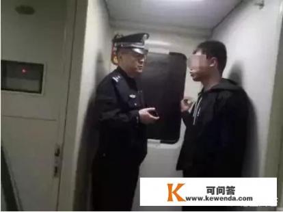 男子火车上突然拽住列车长:我们不是夫妻，快救救我这件事你怎么看