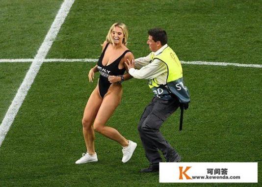 欧冠决赛有穿着清凉的女球迷冲入场内影响比赛，原来在帮助男友宣传，你觉得这样合适吗