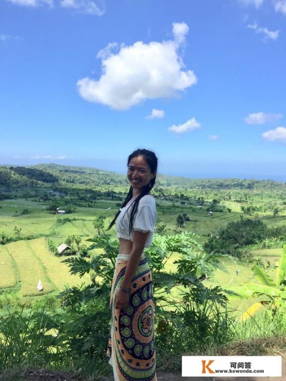 女生要去旅游，我买什么东西送她好