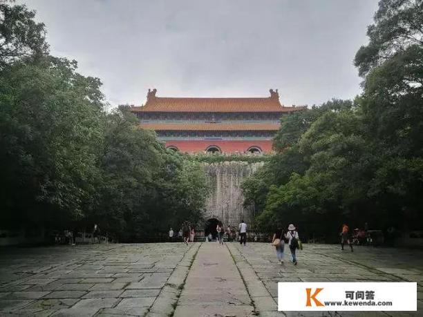 一家三口准备到南京游玩2-3天，有什么景点和美食值得推荐