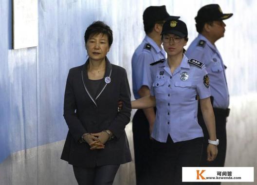 韩国人因闺蜜干政门向朴槿惠提起诉讼，要求赔偿败诉，你怎么看