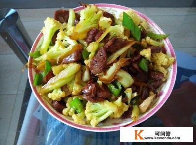 蜜汁排骨、香辣蒜香虾、三杯鸡、口水鸡、麻婆豆腐等，这些都是我们日常生活中最受欢迎的下饭菜。它们的做法相对简单，只需按照一定的步骤即可在家里轻松制作。