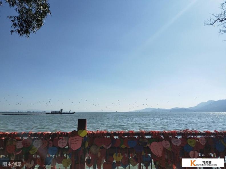 一家三口准备到昆明游玩2-3天，有什么景点和美食值得推荐
