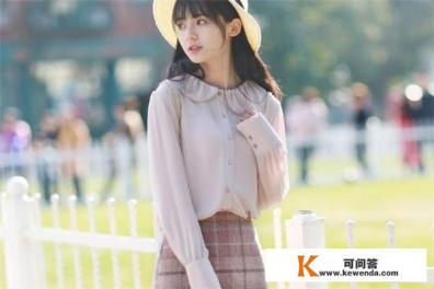 藕粉色连衣裙搭配什么颜色的针织衫好看呢