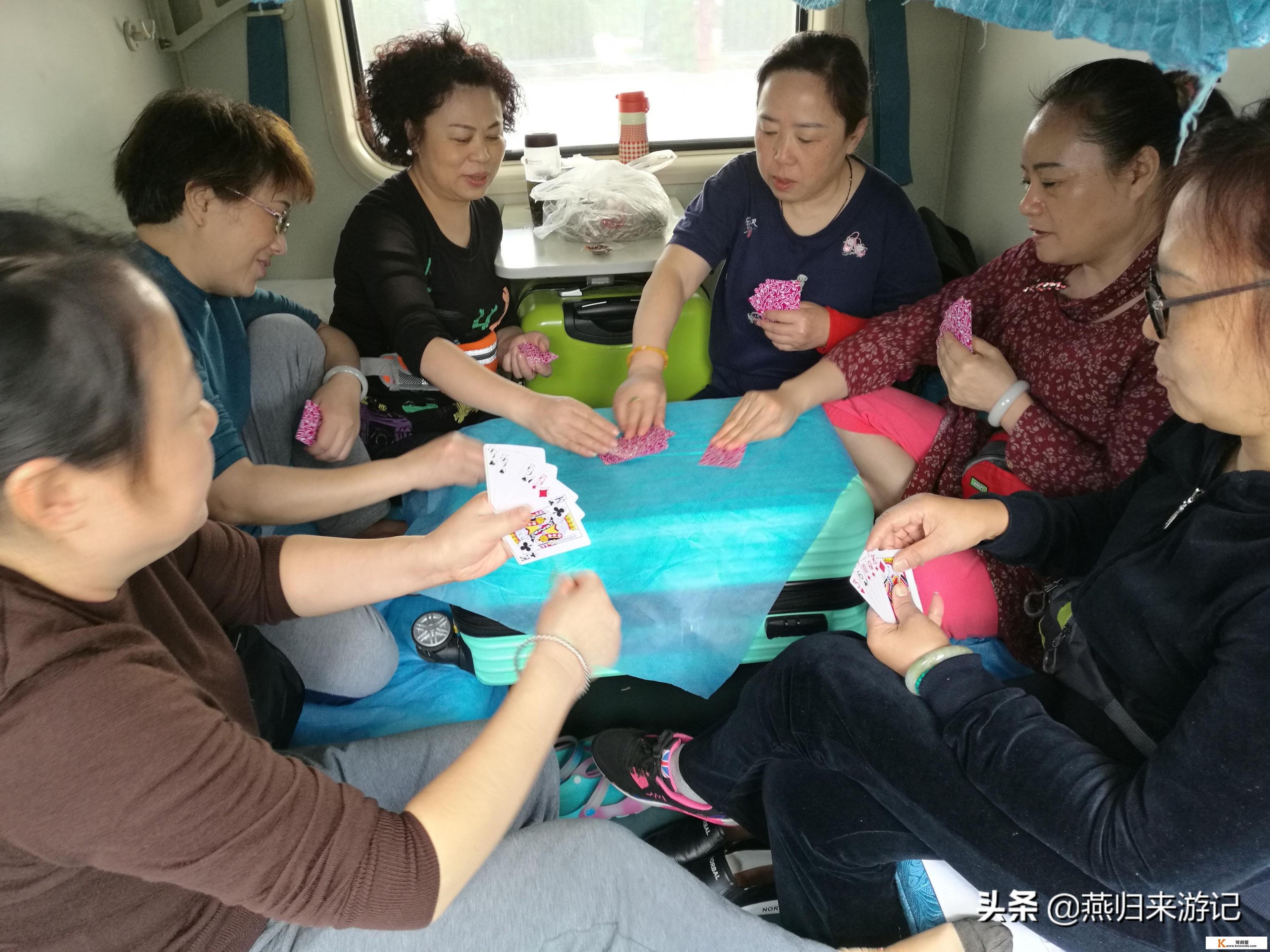 结伴同行是什么意思
