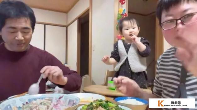 找一部小说的名字女主回村得到了一块玉，于是包山种桃，后来女主嫁给了来村里疗养的外国音乐家，求小说名