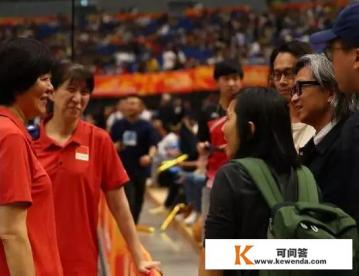 今晚女排比赛还有各省俱乐部教练在场观看吗又笑死多少人