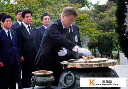 朴槿惠父亲逝世38周年追悼会，韩国总统文在寅为什么送花圈