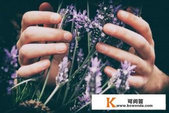 女子深陷丧夫之痛，开车入江欲自杀，你怎么看这女子