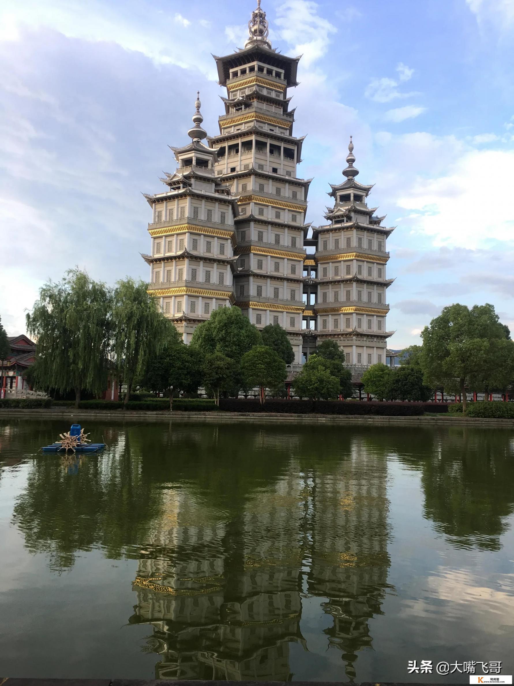 只是因为早上爱的人在路上是什么歌