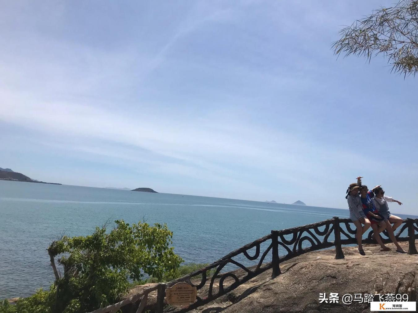 杭州西湖是一个什么的地方,那里还有很多什么,可以让人们观赏游玩