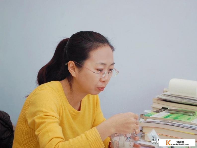 因为职务调整，老板让换办公室，和另外一个人一个办公室，怎么做才尴尬