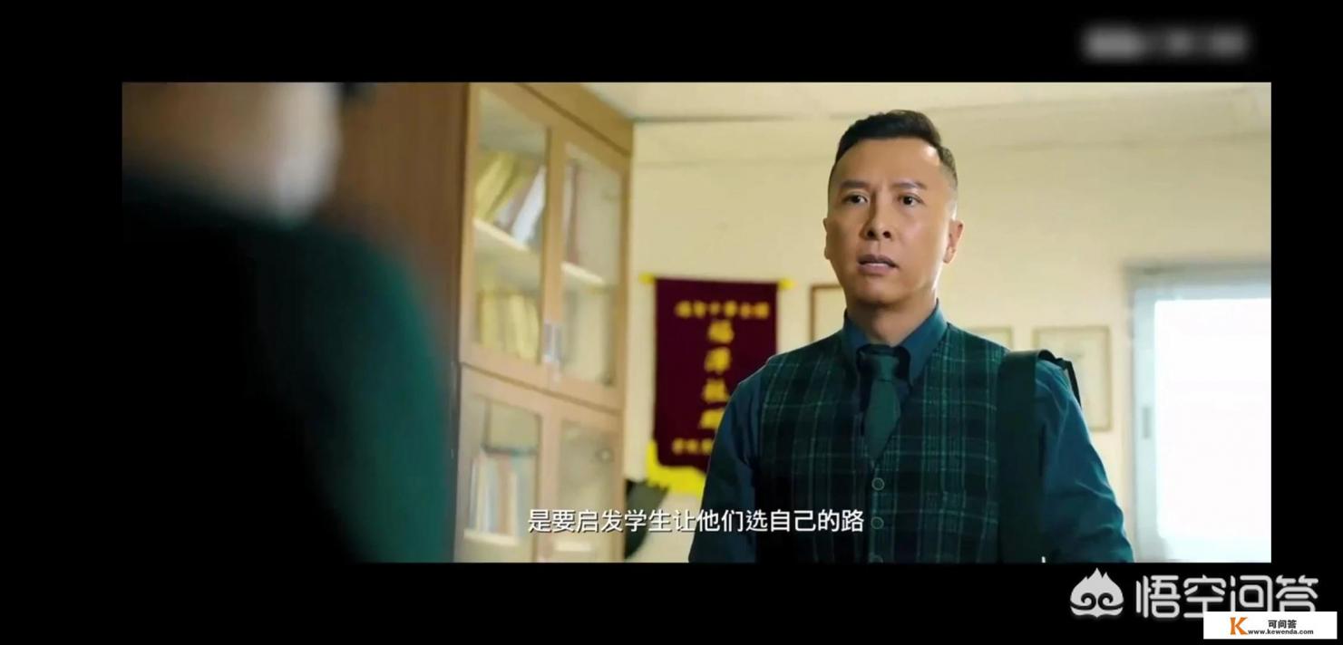 求一部日本电影，一个美女老师让一个男生起来，结果又让他坐了下去
