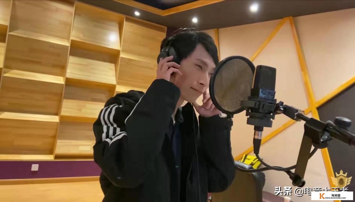 梦泪再创单曲，玩家调侃他是被游戏耽误的音乐天才，菲菲听完立马评价好听，果真如此吗