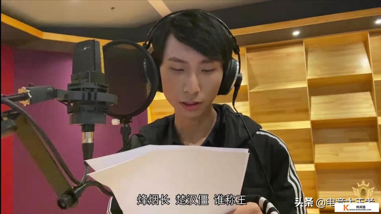 梦泪再创单曲，玩家调侃他是被游戏耽误的音乐天才，菲菲听完立马评价好听，果真如此吗