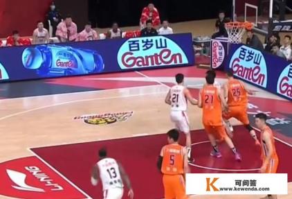 徐杰假动作骗开轻松抛投，替补席高潮，杜锋淡定，怎么看他的天赋
