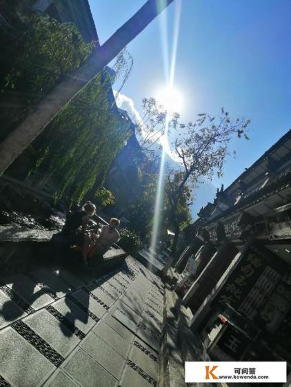人间不值得歌曲说的是什么故事