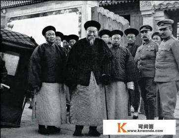 李鸿章这个人是民族英雄，还是卖国贼？如何评价他
