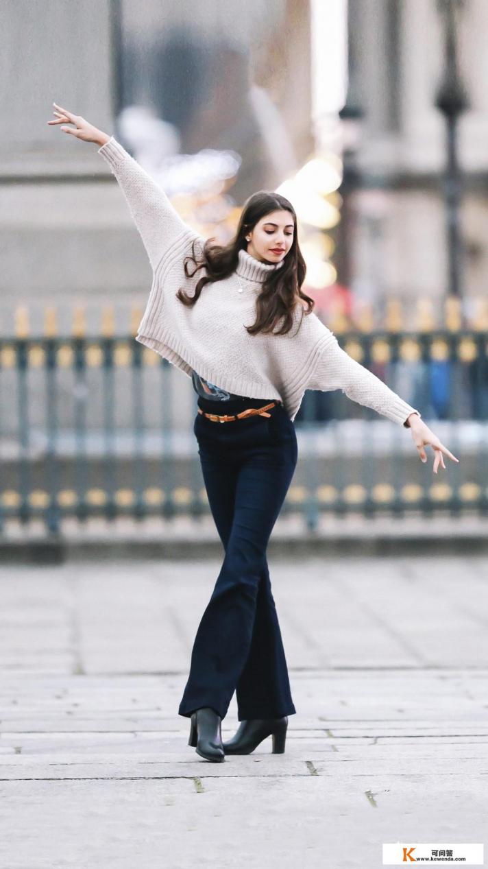 美女拍到陌生男子在其杯中下药，女生要如何提高警惕避免被人侵犯